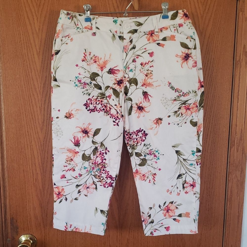 Cute St. John's Bay Floral Capris Sz 33